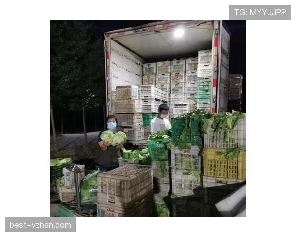 张家齐逛菜市场，塑料袋里竟然露出名牌盒子